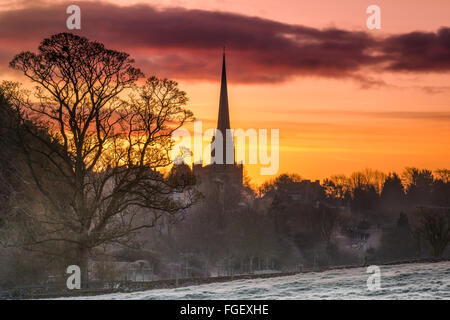 Tetbury, Gloucestershire, UK. 19. Februar 2016. Nach einer Nacht, wo die Temperaturen unter dem Gefrierpunkt sanken, die Sonne geht auf und dreht den Himmel orange der Marienkirche in der Gloucestershire Marktstadt Tetbury. Bildnachweis: Terry Mathews/Alamy Live-Nachrichten Stockfoto