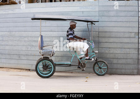 Das tägliche Leben in Kuba - Lokaler Mann reiten bicitaxi Fahrrad Taxi in Havanna, Kuba, Karibik, Karibik, Zentral- und Lateinamerika Stockfoto