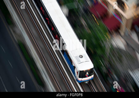 Luftbild von der Sky-Train BTS in Sukhumvit. BTS Skytrain Zug auf dem Weg über Sukhumvit im Stadtzentrum von Bangkok Thailand Stockfoto