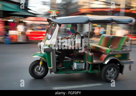 Tuk Tuks Taxi auf der Straße. Blick auf Thanon Yaowarat Straße bei Nacht in Zentralthailand Chinatown-Viertel von Bangkok. Yaowarat Stockfoto