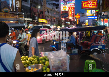 Restaurants und Nachtleben in Thanon Yaowarat Straße in der Nacht in Zentralthailand Chinatown-Viertel von Bangkok. Yaowarat und Phahu Stockfoto