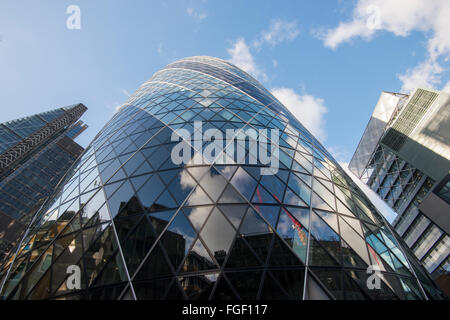 Wolken spiegeln sich in der Gurke, Financial District London England UK Stockfoto