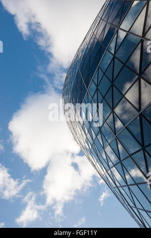 Wolken spiegeln sich in der Gurke, Financial District London England UK Stockfoto