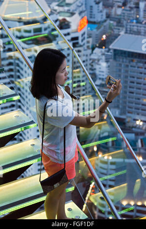Red Sky-Bar auf dem Dach. Bangkok. Thailand. Auf der obersten Etage des Wolkenkratzers Centara Grand in der Innenstadt. Die Ansicht Chinatown Stockfoto