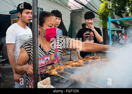 Straße Grill außerhalb Wha Pho Tempel in Bangkok, Thailand. Thai Chicken Grill von Kreditor Frau angeboten. Thai Street Markt, Bangkok, Thailand, Süd-Ost-Asien. Stockfoto