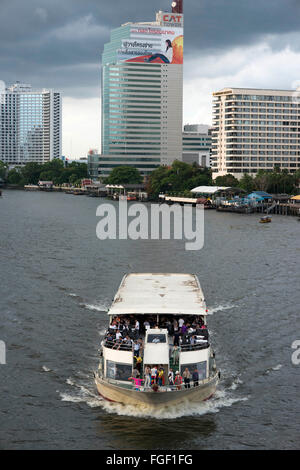 Kreuzfahrten am Chao Praya River, in der Nähe von Shangri-La Hotel Bangkok. Fluss-Szenen aus einem Boot Reisen hinunter den Chao Praya Fluss, Bangkok, Thailand. Stockfoto