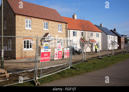 Gesundheit und Sicherheit Zeichen auf den Umfang des Bellway Housing Baustelle in Kingsmere, Bicester, Oxfordshire, England Stockfoto