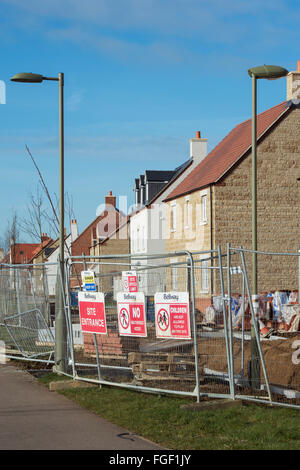 Gesundheit und Sicherheit Zeichen auf den Umfang des Bellway Housing Baustelle in Kingsmere, Bicester, Oxfordshire, England Stockfoto