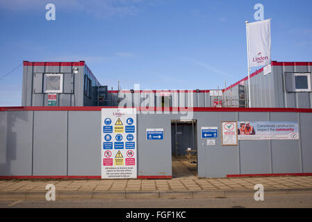 Gesundheit und Sicherheit Zeichen auf den Umfang der Linden Gehäuse Bau Baustellenbüros, Hawkswood, Bicester, Oxfordshire, England Stockfoto