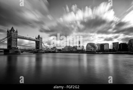 Langzeitbelichtung an Tower Bridge und der South Bank, London England UK Stockfoto