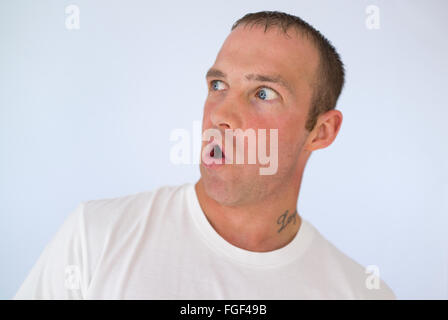 Porträt eines Mannes schreien in einer übertriebenen ungehobelte Art und Weise Stockfoto