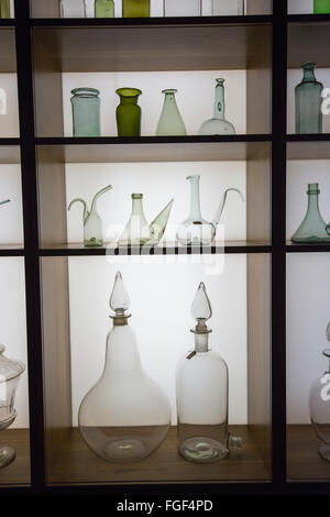 Glas-Medizin-Flaschen auf dem Display in der Medizinmann-Ausstellung im Wellcome Collection, London England UK Stockfoto