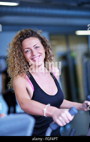 Frau auf Laufband im Fitness-Studio trainieren Stockfoto