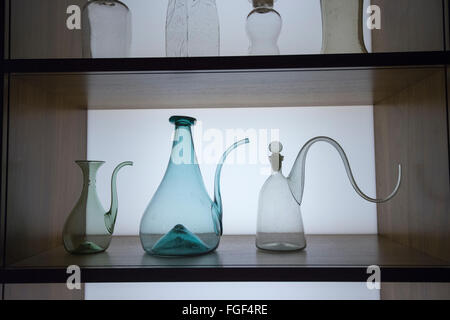 Glas-Medizin-Flaschen auf dem Display in der Medizinmann-Ausstellung im Wellcome Collection, London England UK Stockfoto