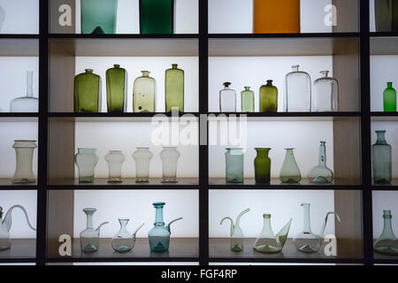 Glas-Medizin-Flaschen auf dem Display in der Medizinmann-Ausstellung im Wellcome Collection, London England UK Stockfoto