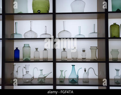 Glas-Medizin-Flaschen auf dem Display in der Medizinmann-Ausstellung im Wellcome Collection, London England UK Stockfoto