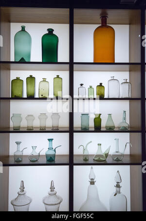 Glas-Medizin-Flaschen auf dem Display in der Medizinmann-Ausstellung im Wellcome Collection, London England UK Stockfoto