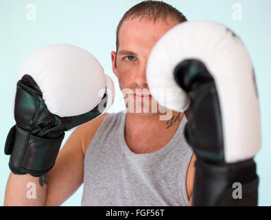 Mann trägt Boxhandschuhe zu kämpfen Stockfoto