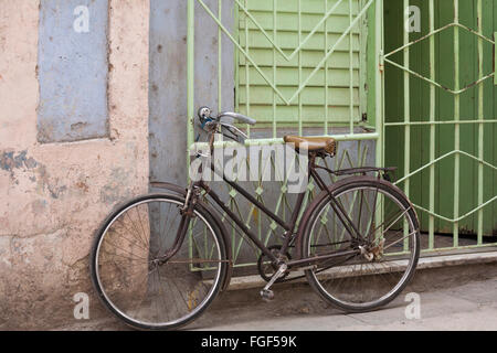 Das tägliche Leben in Kuba - Fahrrad lehnte sich gegen grüne schmiedeeiserne Geländer aus Metall in Havanna, Kuba, Karibik, Karibik, Zentral- und Lateinamerika Stockfoto