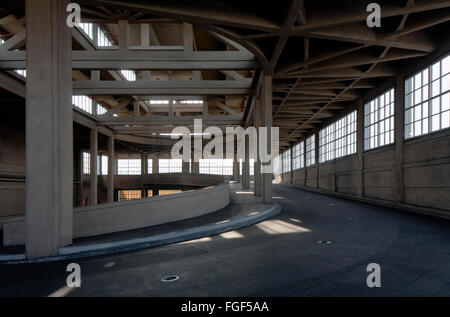 Lingotto-Gebäude Garage Rampe in Turin Italien, aus der 20er Jahre/30er-Jahren. Einzelheiten über die Spirale-Stil-Rampe, die zum Dach führt. Stockfoto