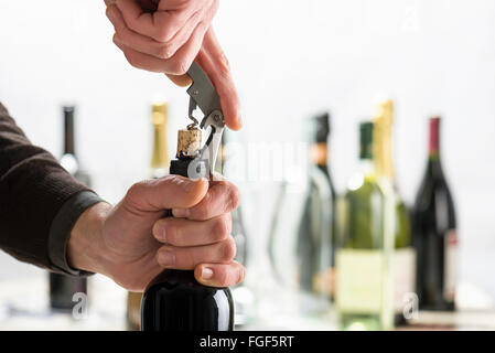 Flasche Wein mit Korkenzieher öffnen Stockfoto