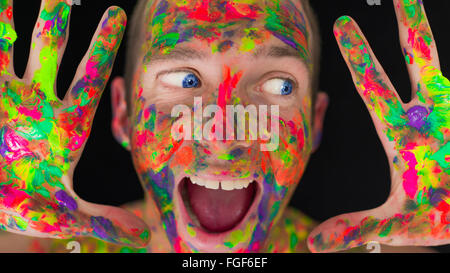 Nahaufnahme eines Mannes Gesicht farbig lackiert Stockfoto