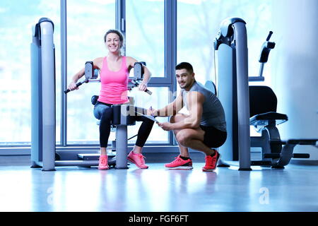 Frau, die das Training mit ihrem persönlichen trainer Stockfoto