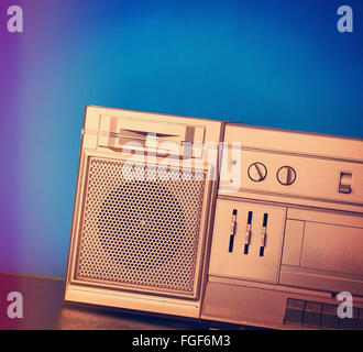 Eine Nahaufnahme oder ein Sprecher des Retro-gold Boombox 80er Jahre Stereoanlage mit einem blauen Hintergrund für eine Musik oder Sound-Konzept. Stockfoto