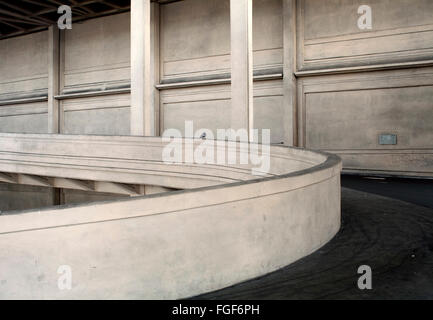 Lingotto-Gebäude Garage Rampe in Turin Italien, aus der 20er Jahre/30er-Jahren. Details der Spirale Stil Rampe, die zum Dach, Taube auf dem Geländer führt Stockfoto