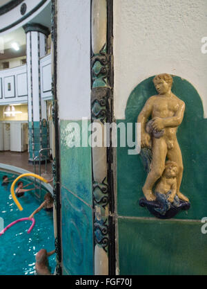 Halle, Deutschland. 19. Februar 2016. Statuen in der Frauen Halle an der Stadt Bath in Halle, Deutschland, 19. Februar 2016. Das 100-jährige Jubiläum des Bades wird am Samstag, 20. Februar gefeiert. Die Stadt Bad Halle wurde als eines der größten und schönsten Hallenbäder in Deutschland bekannt. Dennoch können Jugendstil-Elemente in den Swimming-Hallen gesehen werden. Das historische Bad entstand zwischen 1913 und 1915 mit Plänen von Wilhelm Jost, ehemaliger Stadtrat für Bauwesen in Halle. Foto: HENDRIK SCHMIDT/Dpa/Alamy Live News Stockfoto