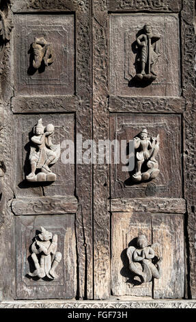 Detail der Holzschnitzereien Shwenandaw Kyaung Kloster in Mandalay, Birma - Myanmar Stockfoto