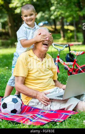 Großvater und Kind mit laptop Stockfoto