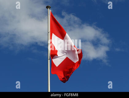 Flagge der Bundesstaat Schweiz flattern im Wind gegen blauen Himmel und weiße Wolken Stockfoto