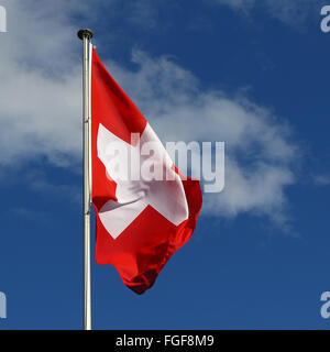 Flagge der Bundesstaat Schweiz flattern im Wind gegen blauen Himmel und weiße Wolken Stockfoto