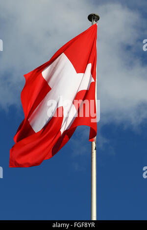 Flagge der Bundesstaat Schweiz flattern im Wind gegen blauen Himmel und weiße Wolken Stockfoto