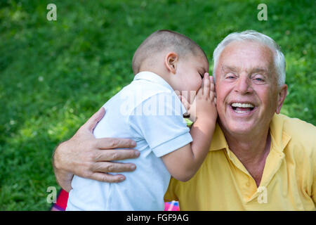 Großvater und Kind viel Spaß im park Stockfoto