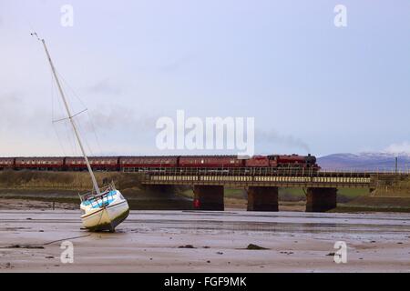 Cumbria, UK. 19. Februar 2016. Dampfzug LMS Jubilee Klasse "Galatea". Pendle Dalesman. Kreuzung Ravenglass Viadukt. Auf der West Cumbrian Coast Line durch Erdrutsch in der Nähe von Armathwaite auf der Settle Carlisle Eisenbahnlinie umgeleitet. Stockfoto