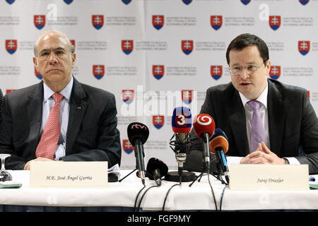 Bratislava. 19. Februar 2016. OECD Generalsekretär Jose Angel Gurría (L) und Slowakische Minister für Bildung, Wissenschaft, Forschung und Sport Juraj Draxler an der Pressekonferenz nach der Präsentation der OECD Bewertungen der Schule Ressourcen in Bratislava, Hauptstadt der Slowakei, auf Feb.19, 2016 teilnehmen. Analyse der Organisation für wirtschaftliche Zusammenarbeit und Entwicklung (OECD) zeigt, dass die Slowakei sollte mehr Geld in das Bildungssystem, mitteilte OECD-Generalsekretär Angel Gurria auf einer Pressekonferenz in Bratislava am Freitag. © Andrej Klizan/Xinhua/Alamy Live-Nachrichten Stockfoto