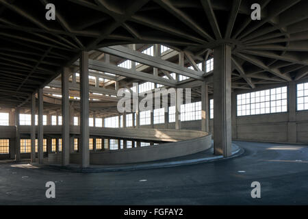 Lingotto-Gebäude Garage Rampe in Turin Italien, aus der 20er Jahre/30er-Jahren. Einzelheiten über die Spirale-Stil-Rampe, die zum Dach führt. Stockfoto