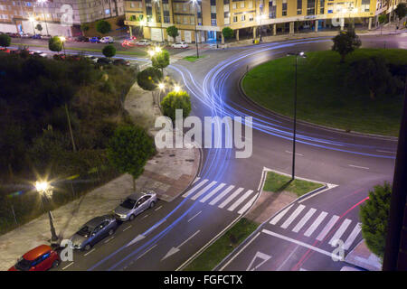 Nacht-Blick auf die Straßen der Stadt Oviedo, Spanien Stockfoto