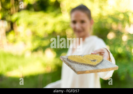 Konzept der symbolischen Herzen mit einer Hand geben Stockfoto