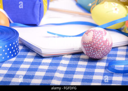 Ostern-Hintergrund mit Eiern, Bändern und Frühlingsdekoration Stockfoto