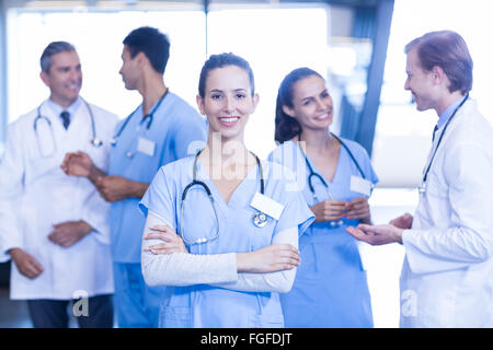Ärztin im Vordergrund stehen und Lächeln in die Kamera Stockfoto