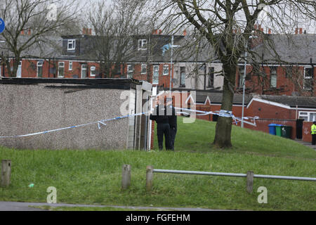 Rochdale, England. 19. Februar 2016. Polizisten mit Klebeband einen Tatort in Rochdale, England 19. Februar 2016 Credit: Barbara Koch/Alamy Live News Stockfoto