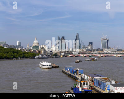 Blick auf der Themse von Waterloo Bridge mit geschäftigen Fluss Arbeit und geschäftigen London City Skyline und Fluss-Banken. Stockfoto