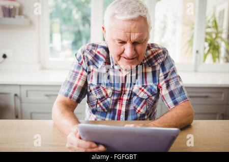 Senior woman mit digital-Tablette Stockfoto