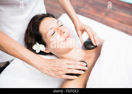 Frau erhält eine hot-Stone massage vom masseur Stockfoto