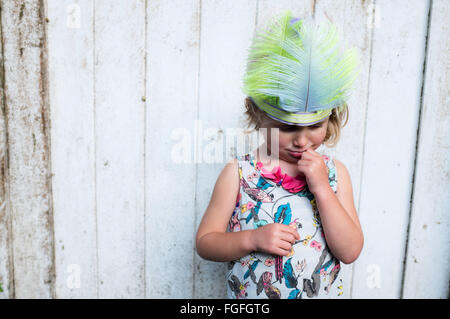Mädchen mit Kopf Kleid traurig Stockfoto