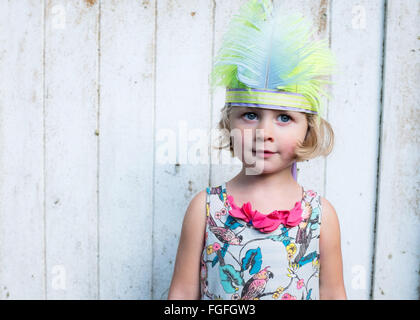 Mädchen mit Kopfbedeckung happy Stockfoto