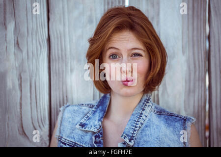 schöne Hipster Frau machen ein lustiges Gesicht Stockfoto